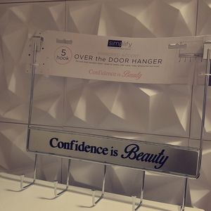 🔸️CONFIDENCE IS BEAUTY 🔸️OVER THE DOOR HANGER
